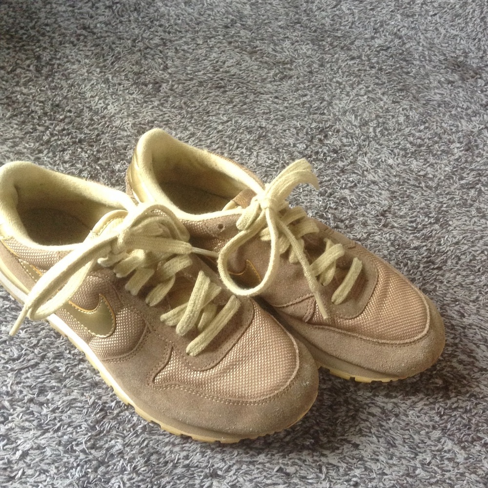Nike internationalist sneakers.